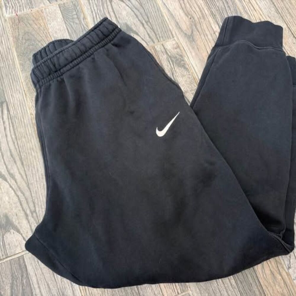 Nike Men’s classic black tapered joggers - size Medium